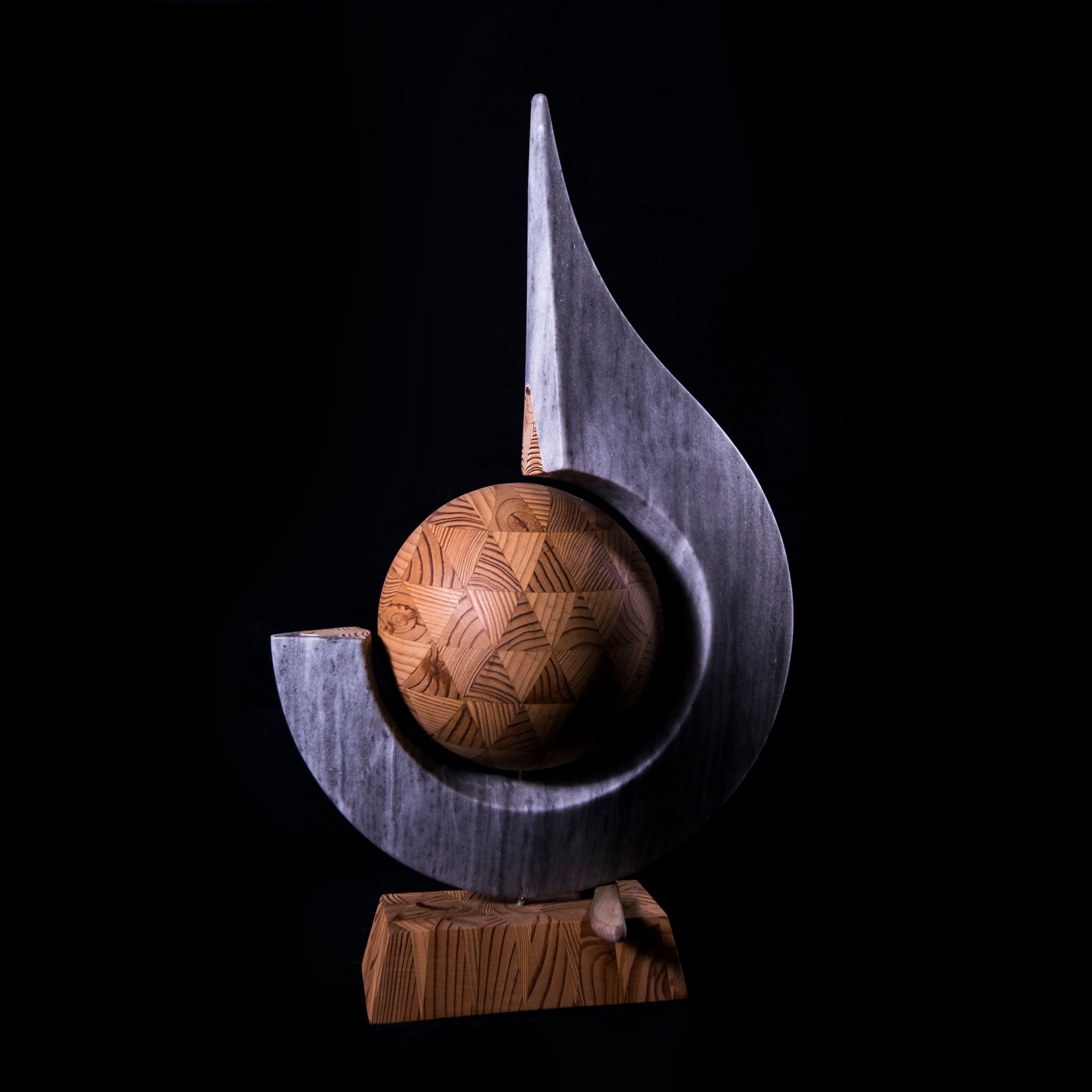 Beeld van grijs Albast en hout