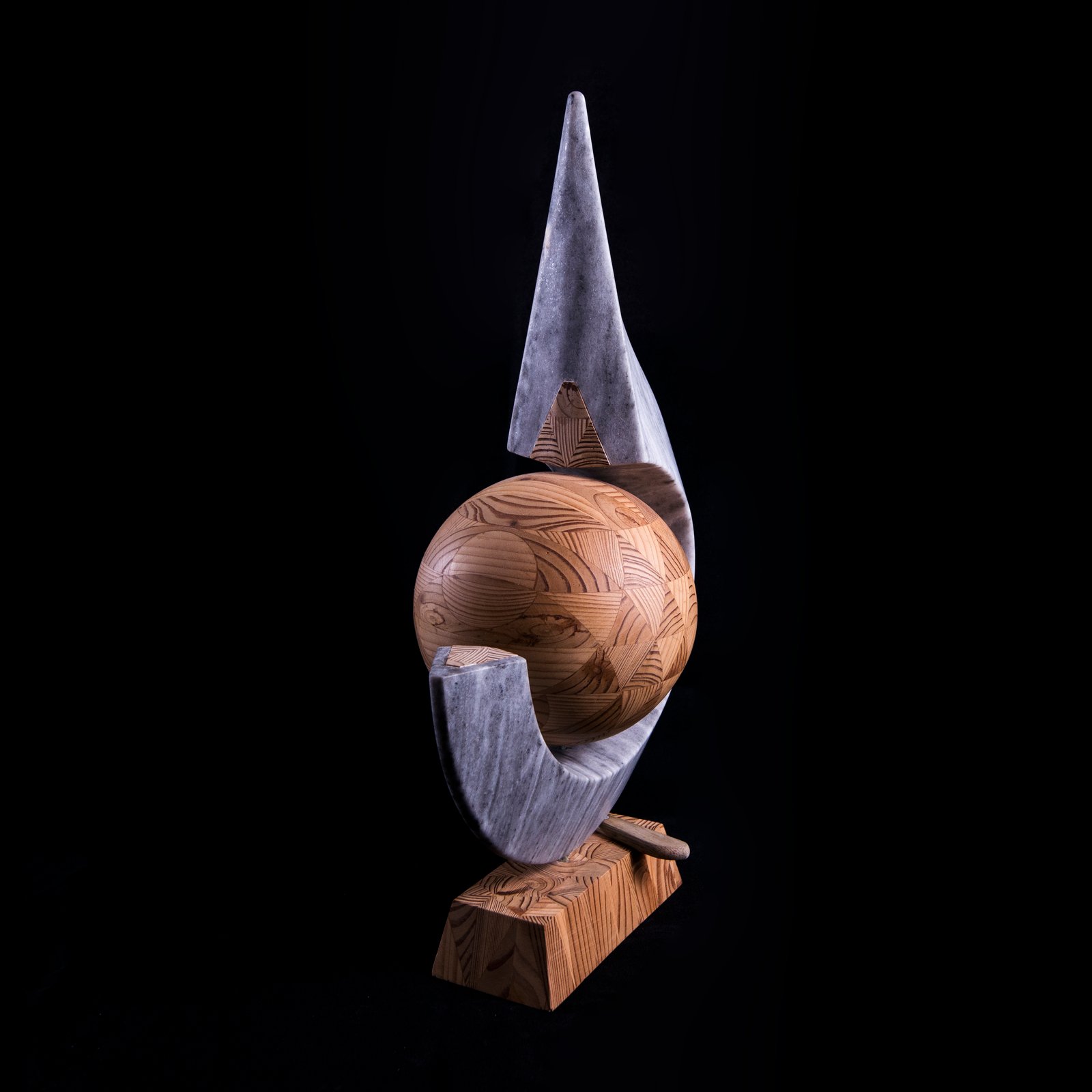 Beeld van grijs Albast en hout