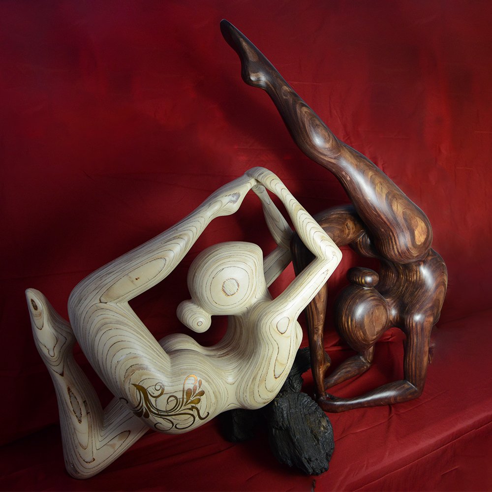 Twee beelden van hout, één zwart en één wit