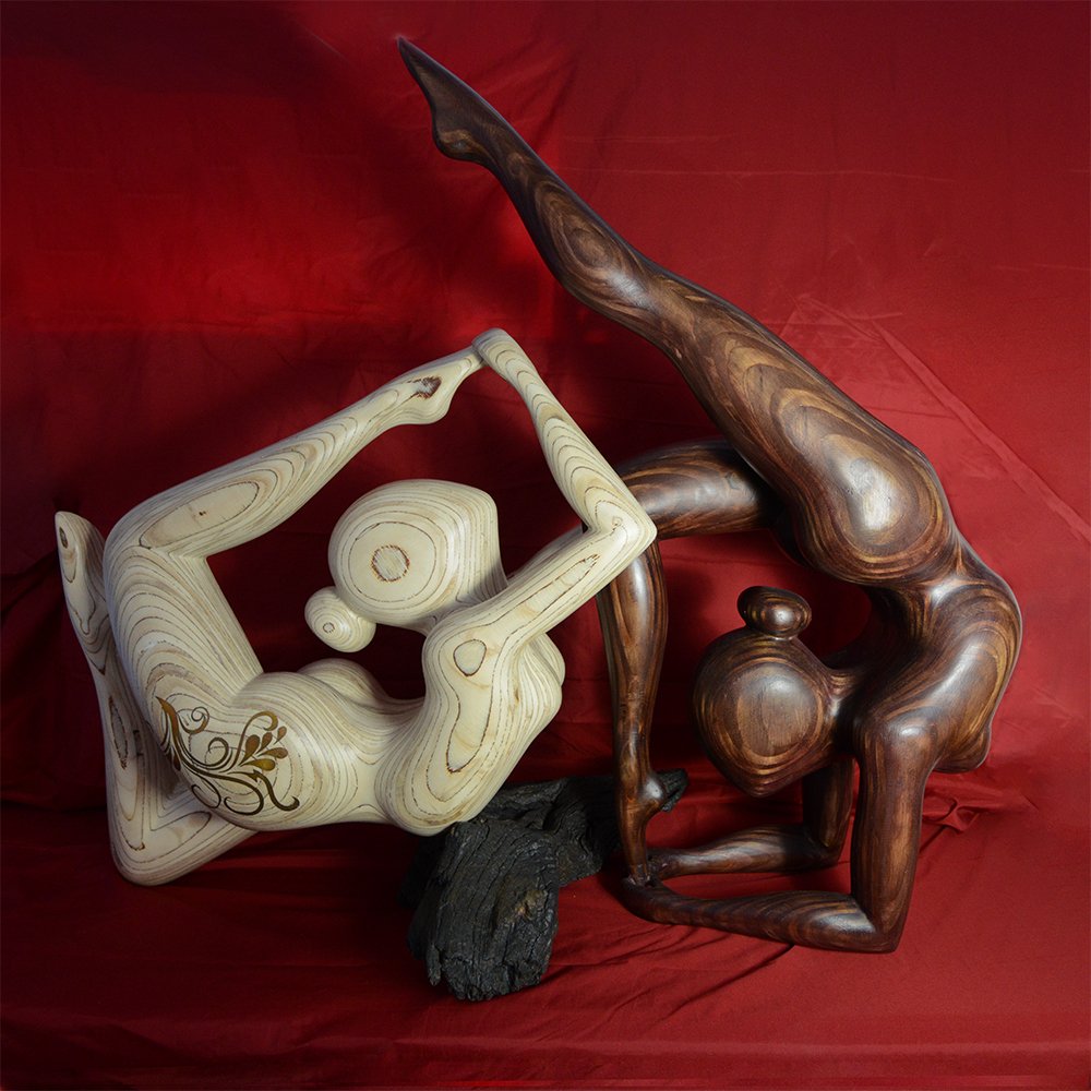 Twee beelden van hout, één zwart en één wit