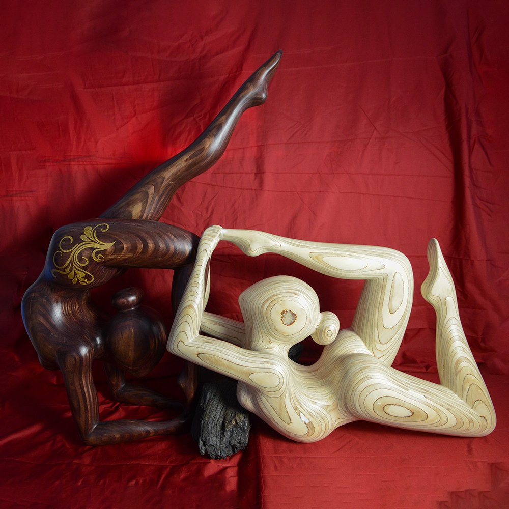 Twee beelden van hout, één zwart en één wit