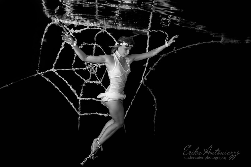 Onderwaterfoto model vrouw in plastic web, zwart-wit foto