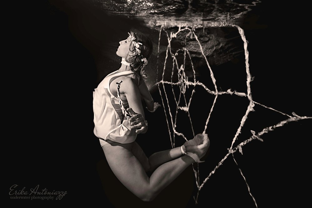Onderwaterfoto model vrouw in plastic web, zwart-wit foto