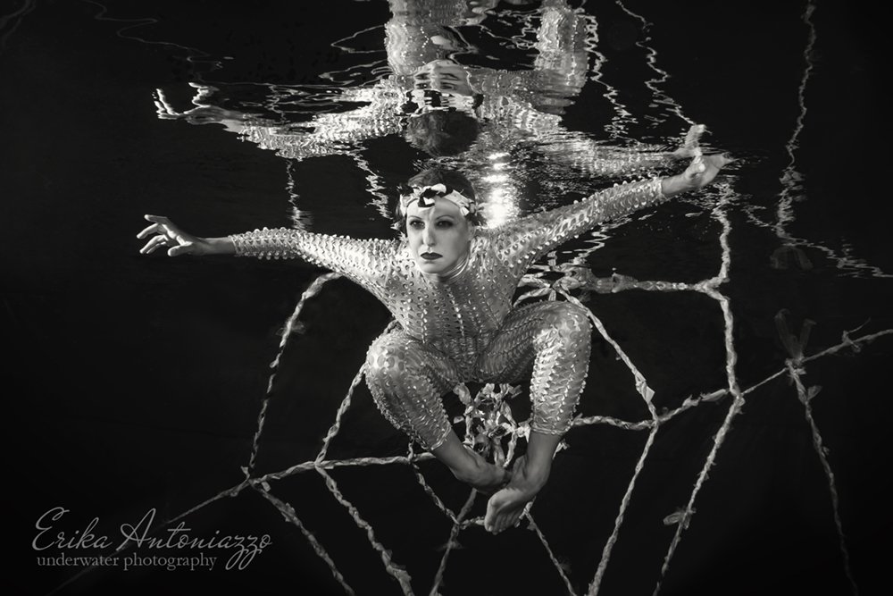 Onderwaterfoto model vrouw in plastic web, zwart-wit foto