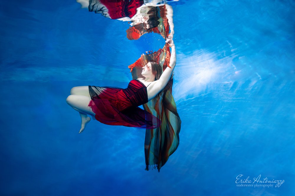 Onderwaterfoto model jonge vrouw in mooie rode jurk