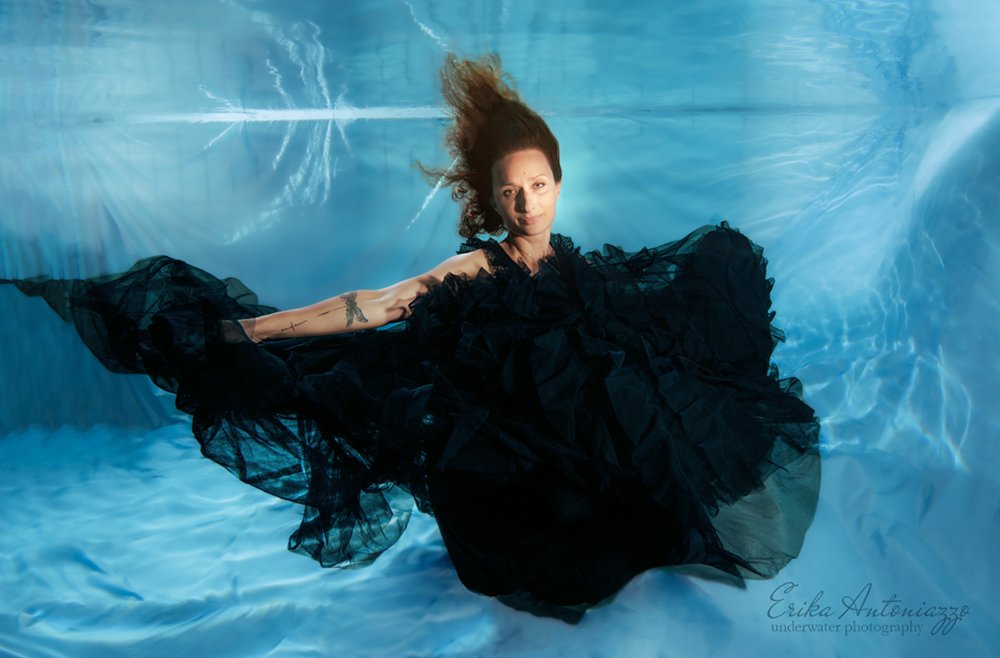 Onderwaterfoto model jonge vrouw met rood haar in mooie jurk