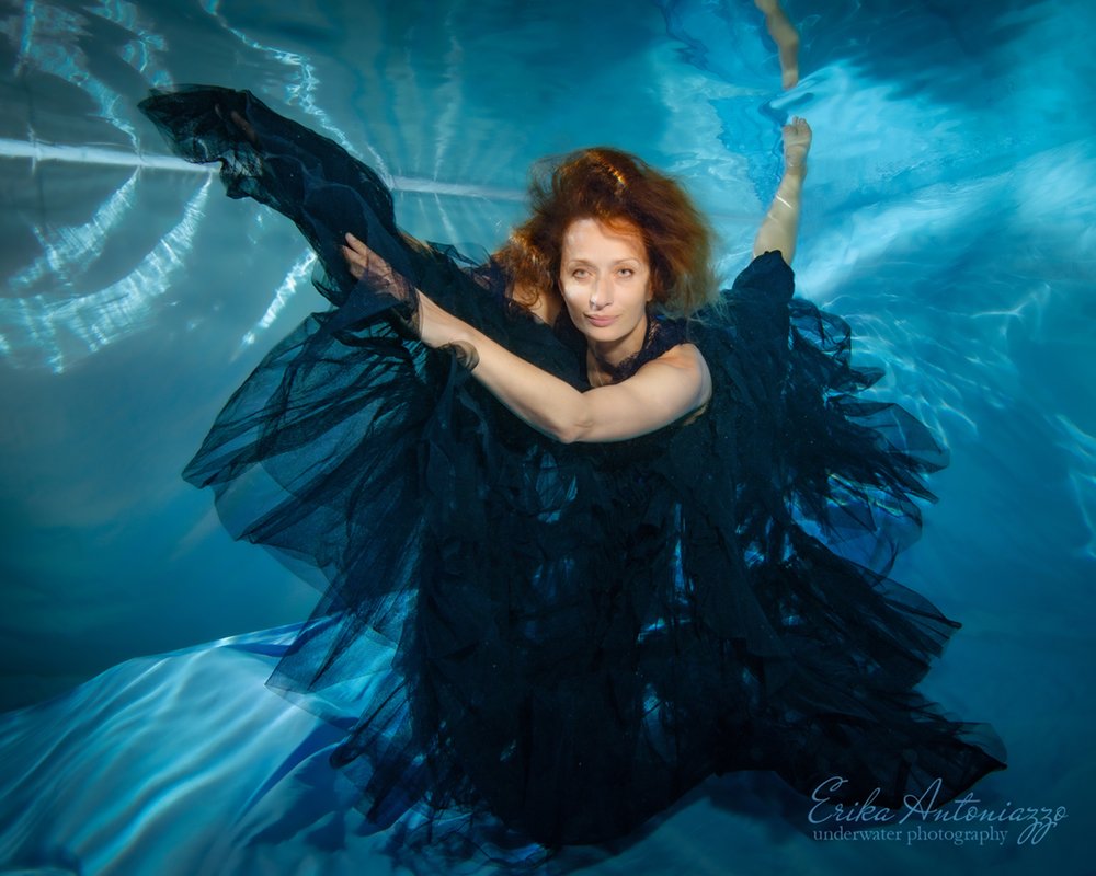 Onderwaterfoto model jonge vrouw met rood haar in mooie jurk