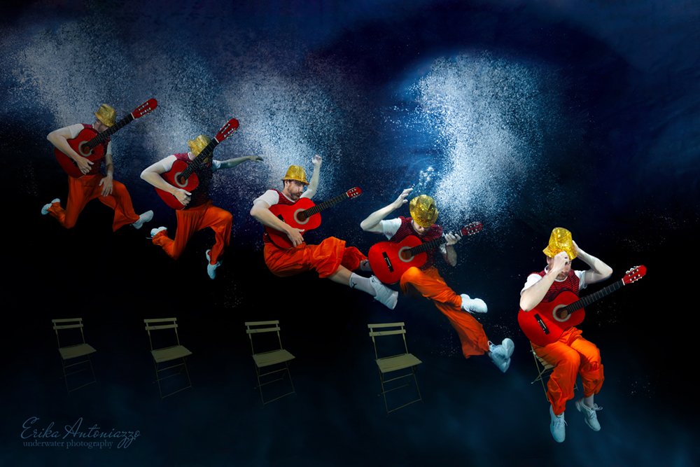 Onderwaterfoto model Compositie van man in oranje kleding met gitaar