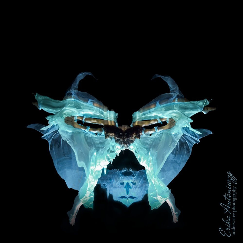 Onderwaterfoto modellen, twee jonge vrouwen die samen een vlinder vormen